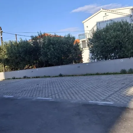 Lana Apartment *
