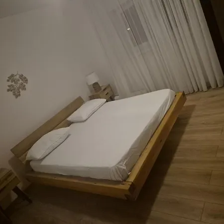 Lana トロギール