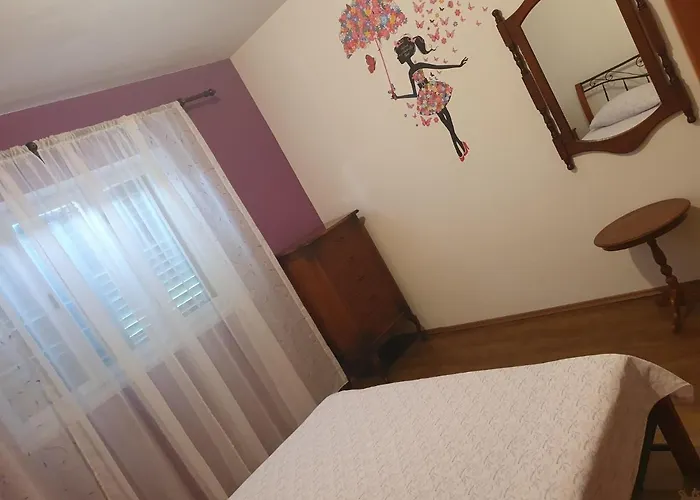 Lana トロギール