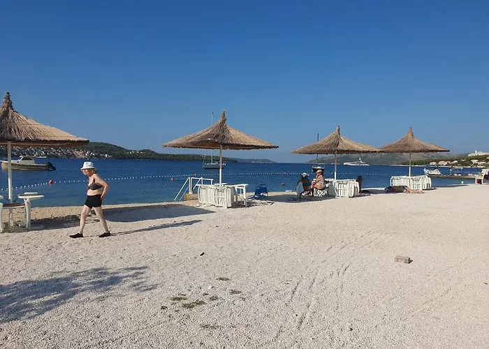 アパート Lana トロギール