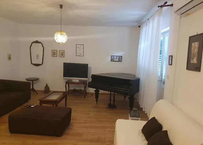 Lana トロギール