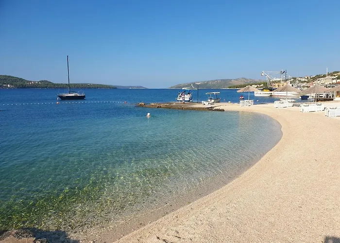 Lana アパート トロギール